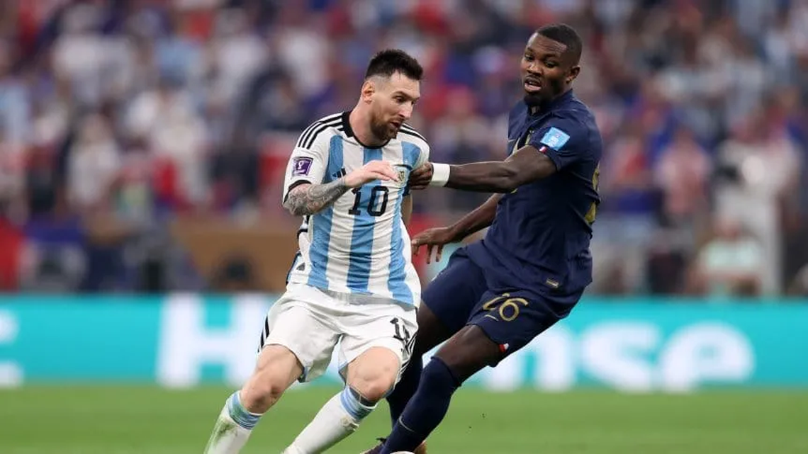 Thuram marcando a Messi en la final del Mundial de Qatar.