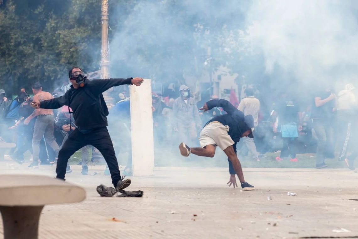 En la marcha de los jubilados del miércoles pasado acompañaron las hinchadas de fútbol y hubo violentos enfrentamientos entre la policía y los manifestantes.