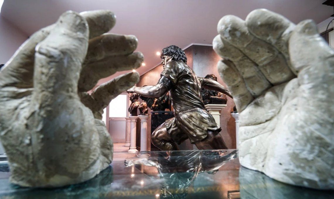 Las fotos de la estatua de bronce de Maradona en Nápoles
