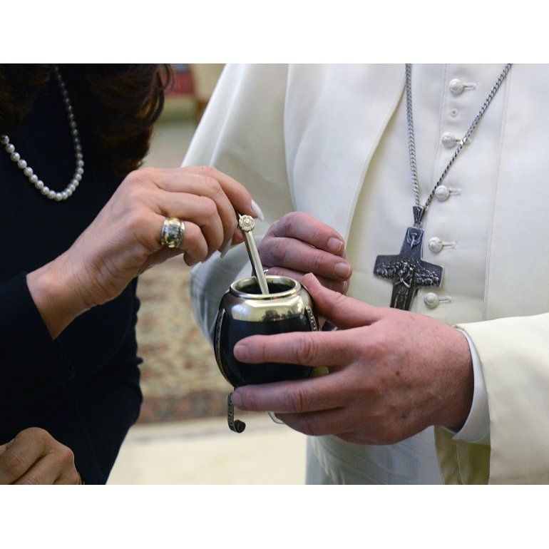 Cristina y Bergoglio: la Presidenta le regaló un equipo de mate
