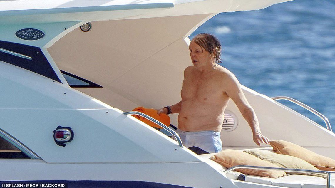 Paul McCartney goza sus vacaciones en una isla paradisíaca.