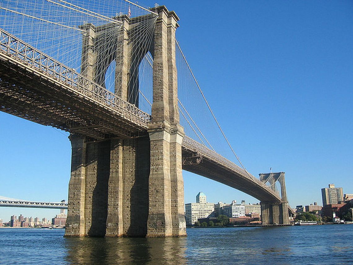 Los arcos del puente neoyorquino de Brooklyn se iluminan por primera vez en  cuarenta años - Hola News