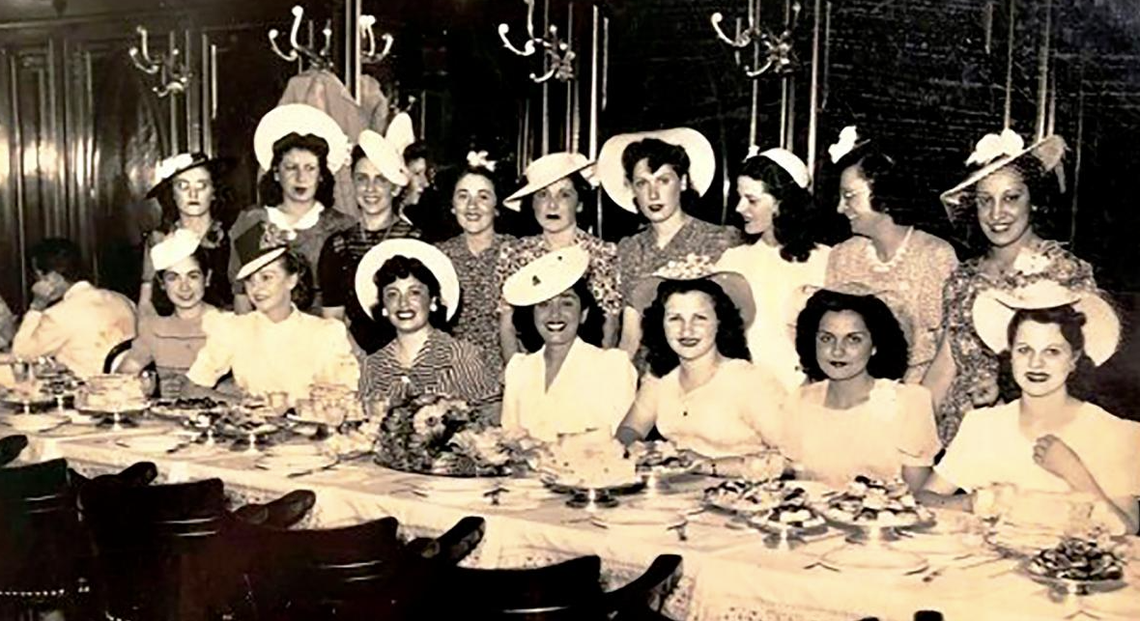 Las señoras que iba a tomar el té, circa 1940. (Foto: Victoria Egurza)