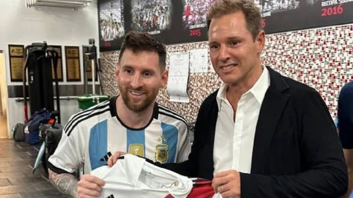 Jorge Brito le entregó una camiseta de River a Lionel Messi.