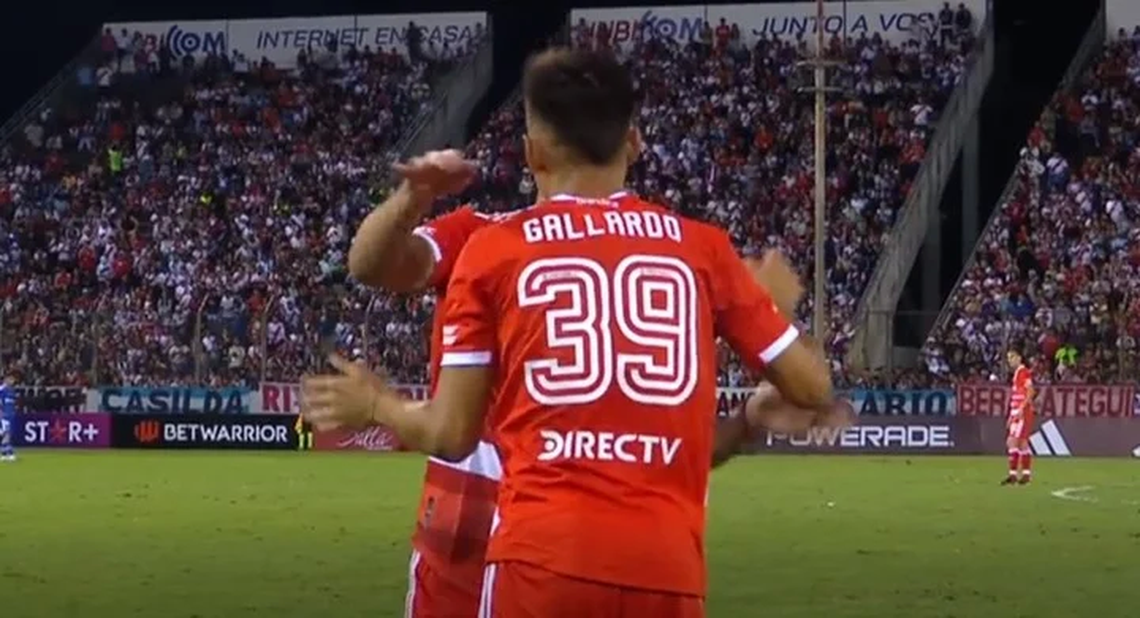 Matías Gallardo debutando en la Primera de River.