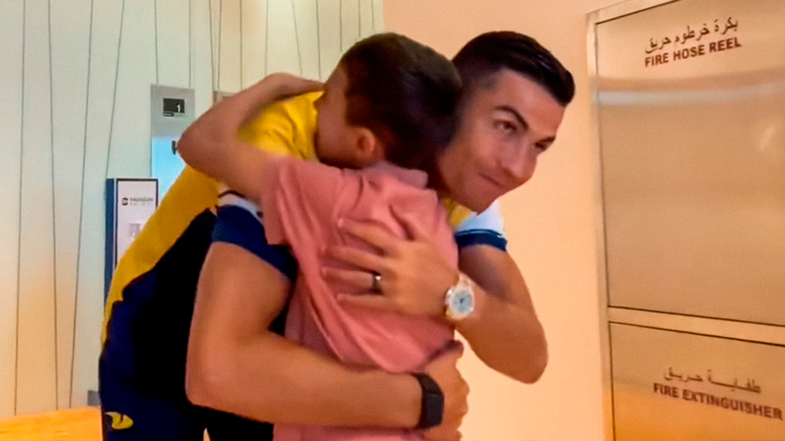Un niño que sufrió el terremoto en Siria conoció a Cristiano Ronaldo.