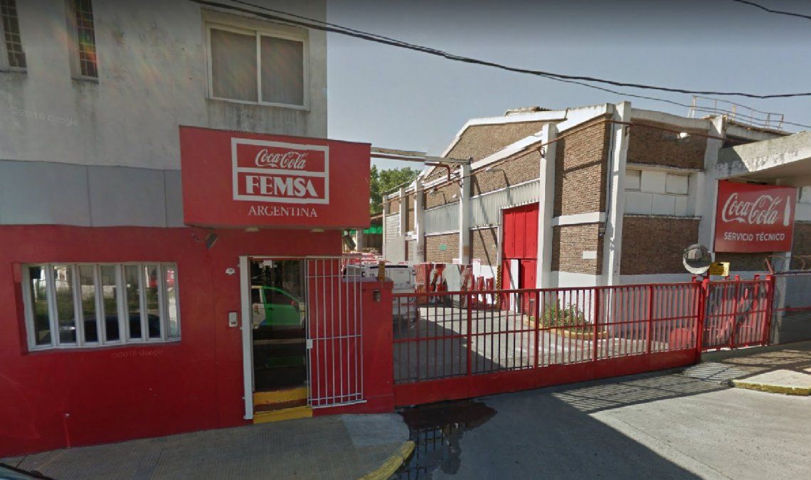Coca-Cola FEMSA despidió a 32 trabajadores de su planta de Pompeya tras acordar con el gremio