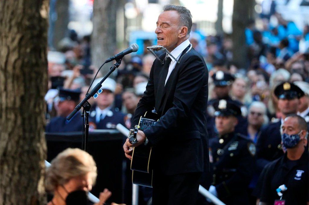 Bruce Springsteen interpret&oacute; su canci&oacute;n "I'll See You in My Dreams" (Te ver&eacute; en mis sue&ntilde;os).