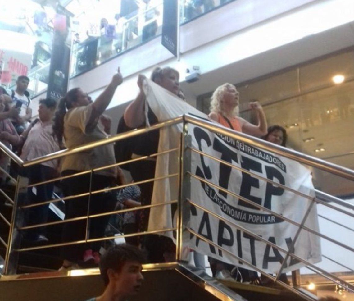 Alto Palermo: trabajadores de la CTEP se manifestaron dentro del shopping