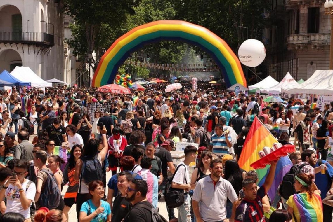 Una multitud convirtió la Plaza de Mayo en un arcoíris para celebrar la Diversidad.