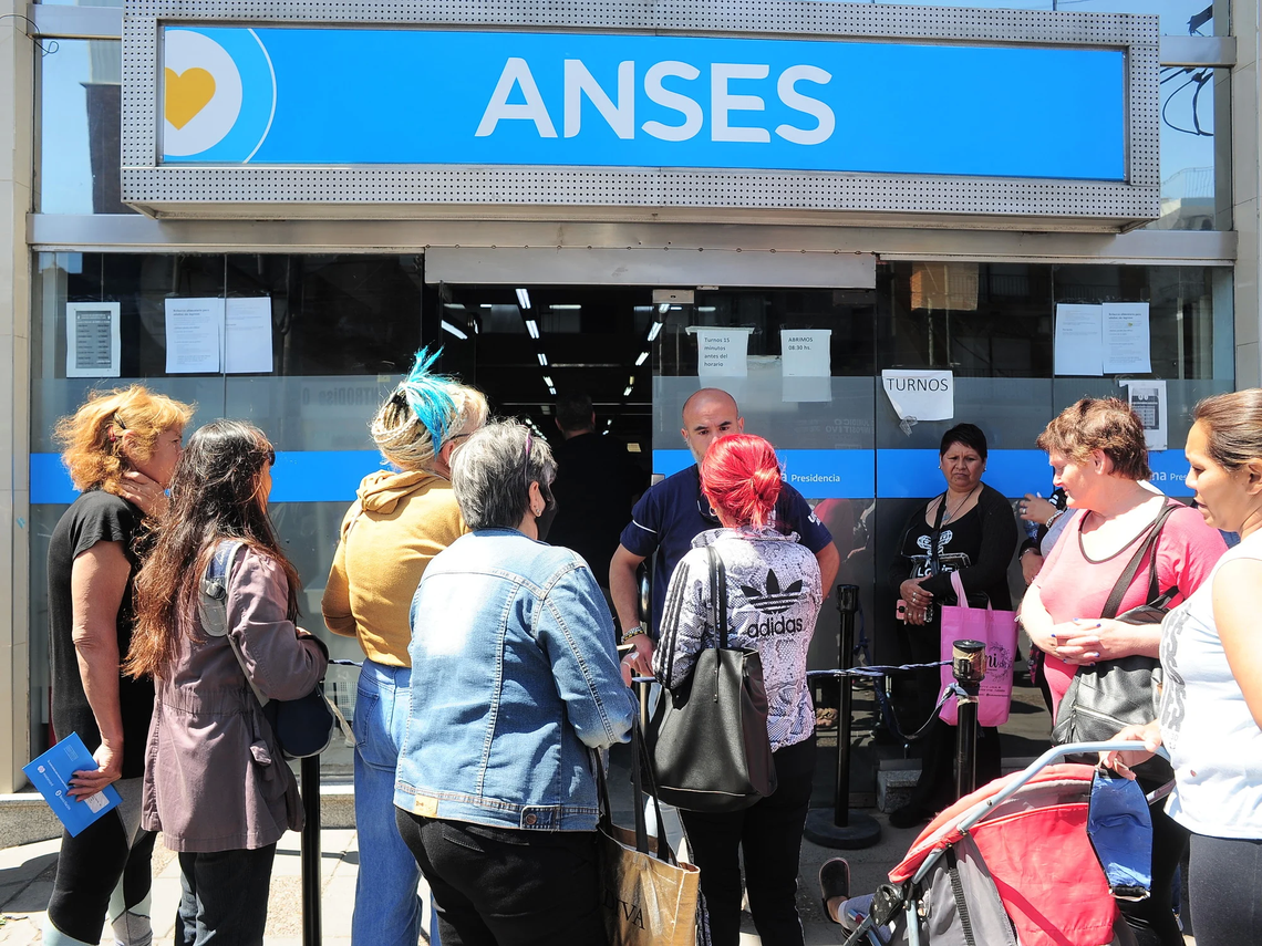 El ANSES permite que las personas se jubilen a los 55 años si cumplen ciertas condiciones.