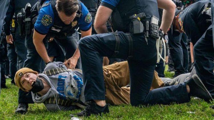 La policía de Nueva York detiene a un manifestante en la Universidad de Columbia 