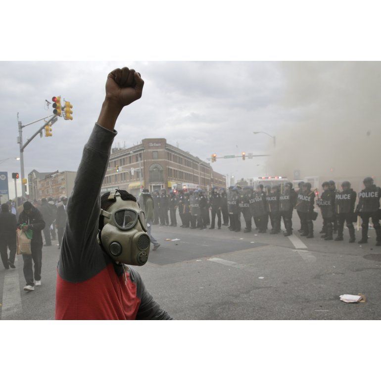 Baltimore: declaran toque de queda y despliegan a la Guardia Nacional