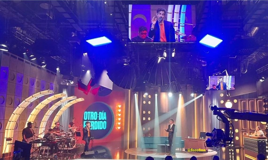 La escenografía del nuevo programa de Pergollini es similar a Una noche perfecta, programa que condujo Sebastián Wainraich hace algunas semanas. 