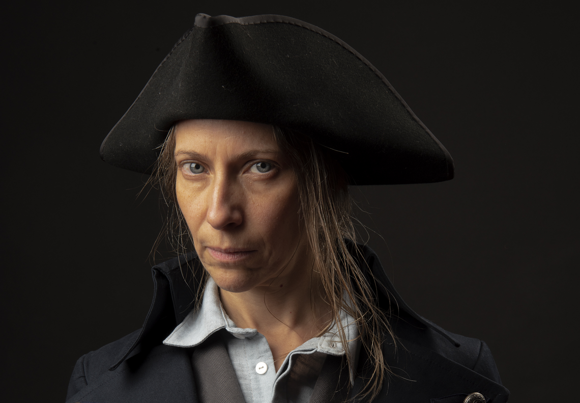 Elena Roger en Invasiones I: No Bombardeen Buenos Aires