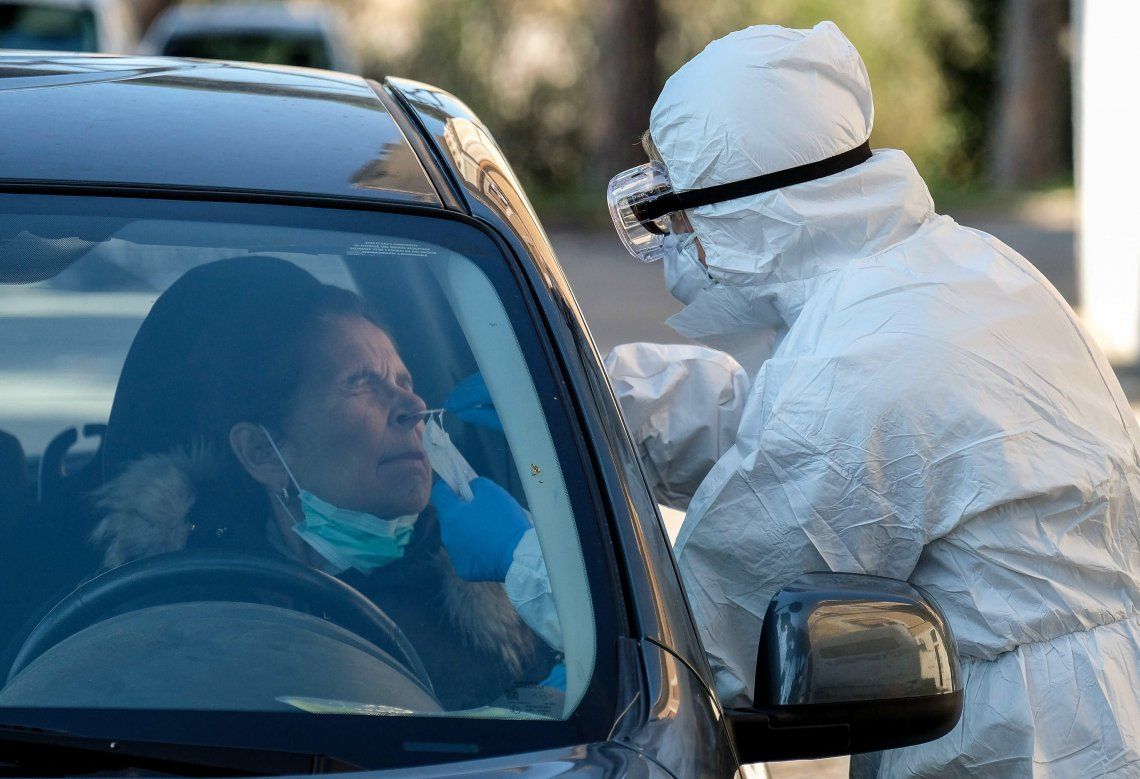 Una conductora es sometida a un test de coronavirus en plena calle y para con su auto en control.