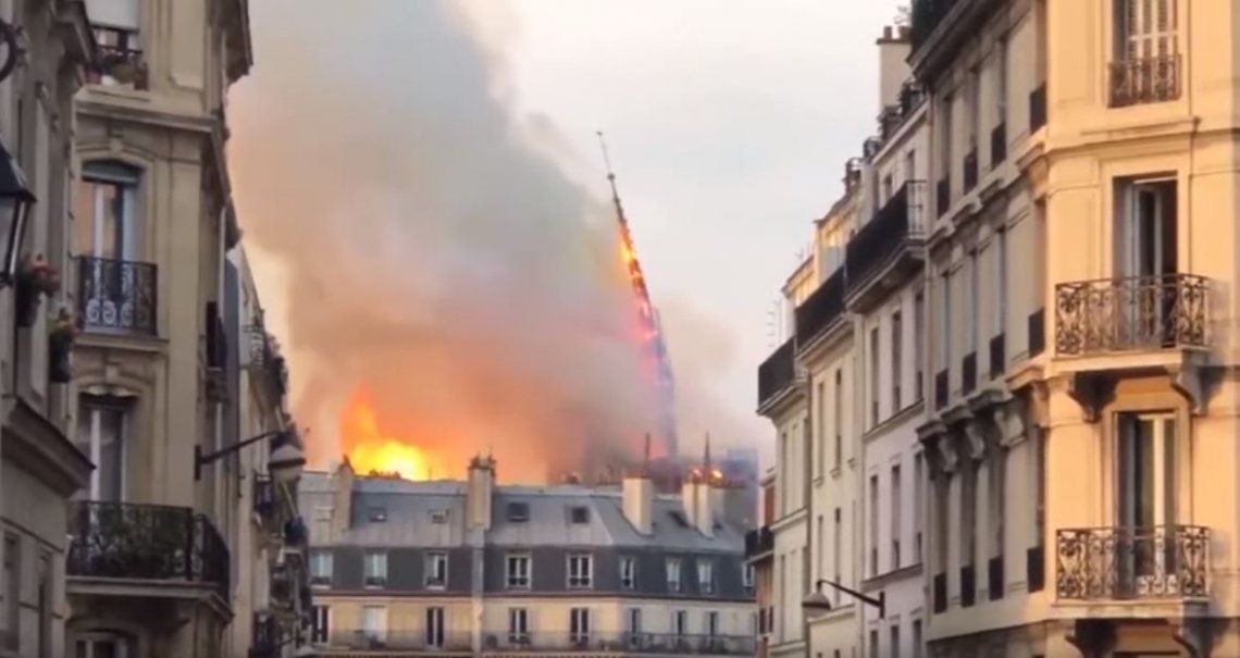 VIDEO: El momento en el que cae la aguja de Notre Dame