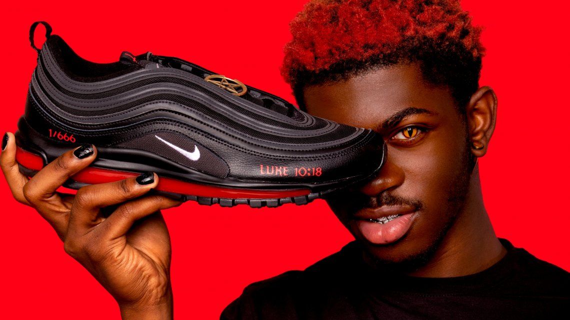 Crean zapatillas con sangre humana y Nike los demanda