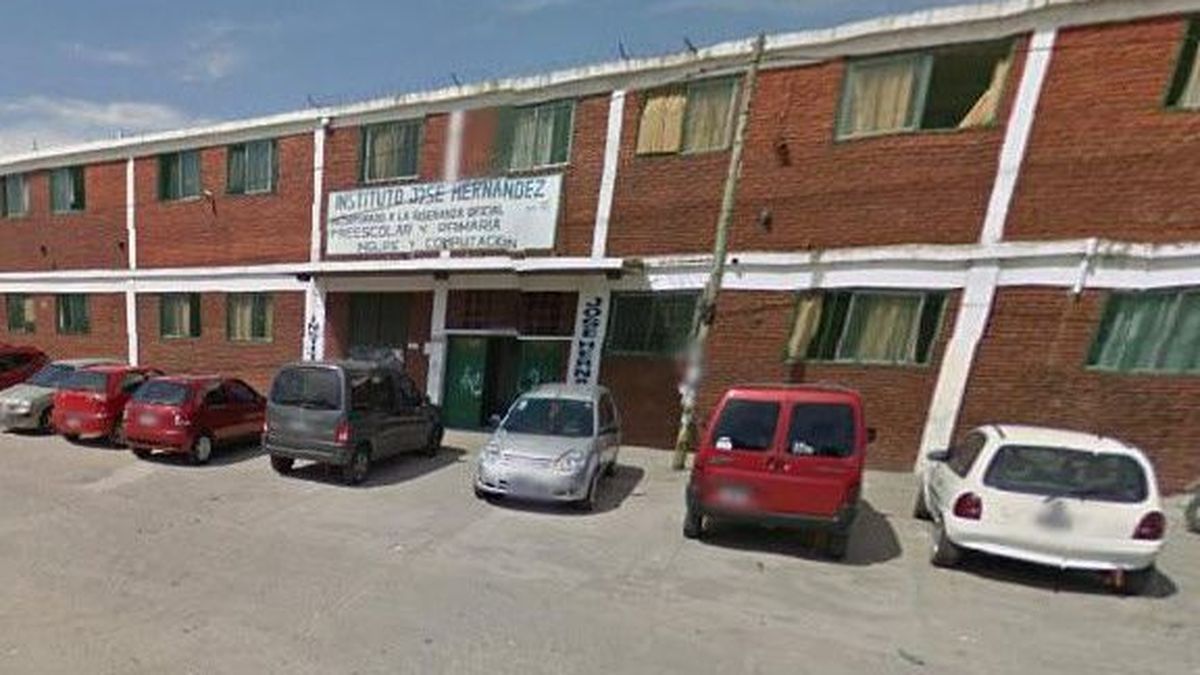 Como debían cuotas, los hicieron esperar 2 horas en la puerta del colegio