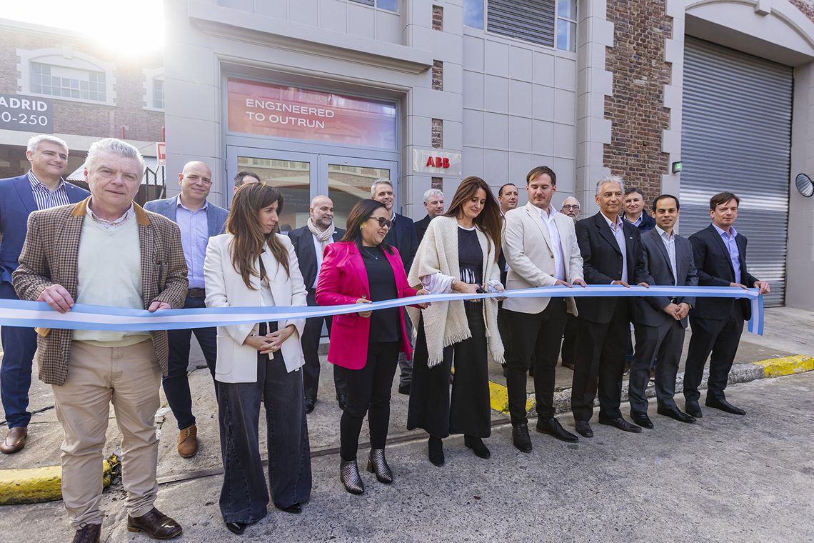 Giselle Somale corta la cinta inaugural del Centro de de Servicio y Entrenamiento ABB