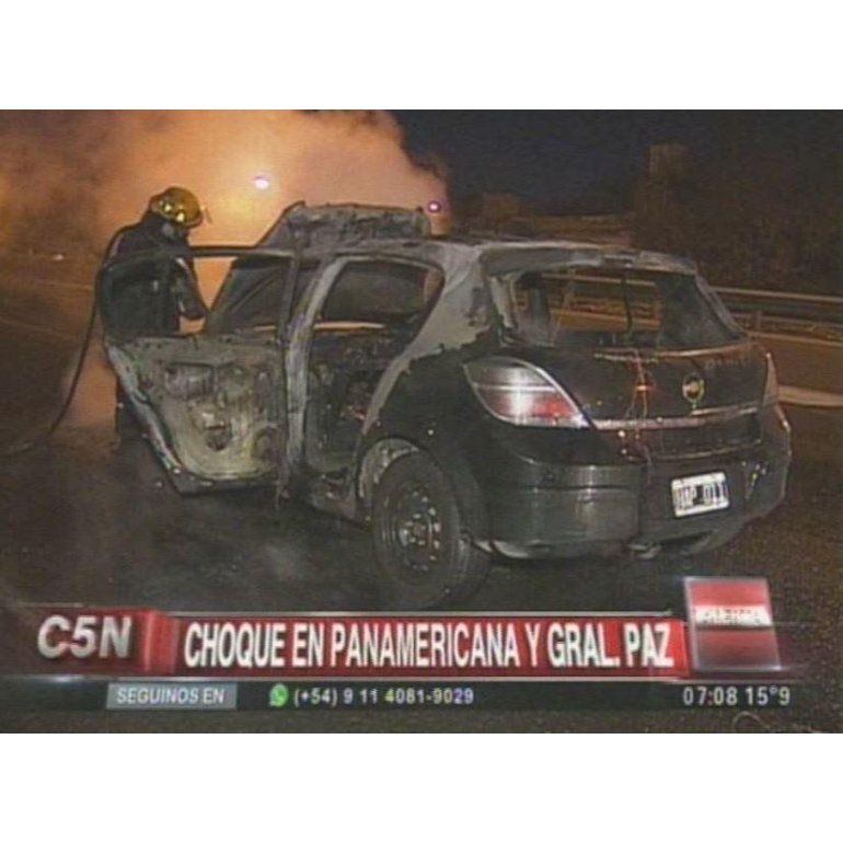 Un auto chocó y se prendió fuego en plena Panamericana