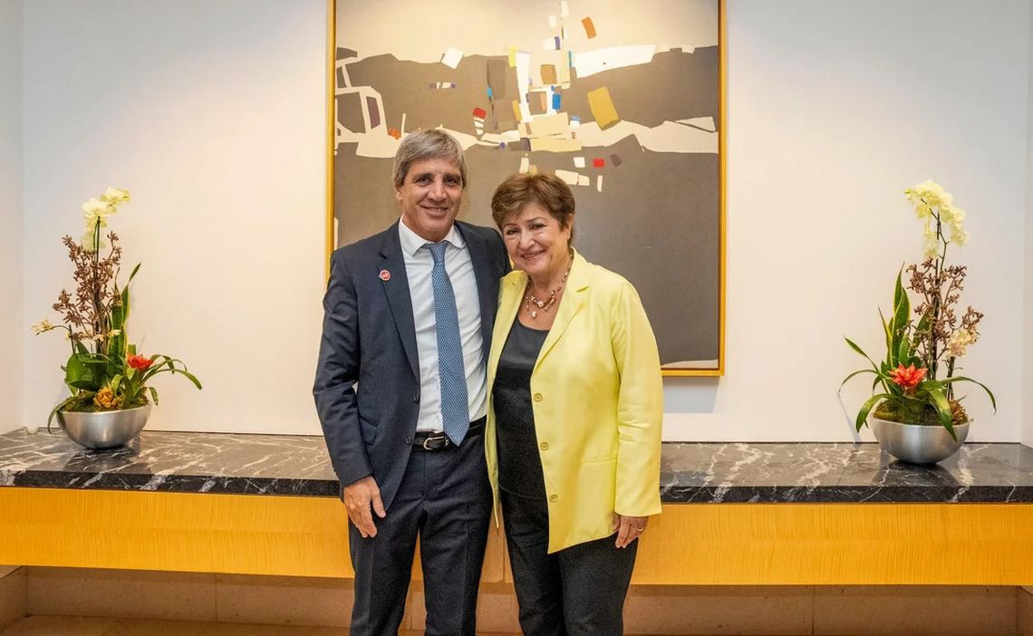 El ministro de Economía, Luis Caputo, junto a la titular del FMI, Kristalina Georgieva.