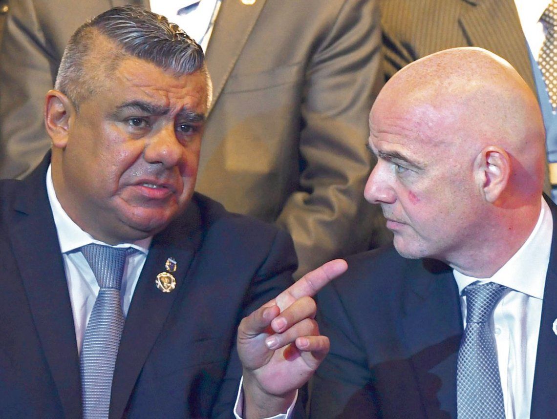 dChiqui Tapia conversa con Gianni Infantino en el Congreso de la CONMEBOL