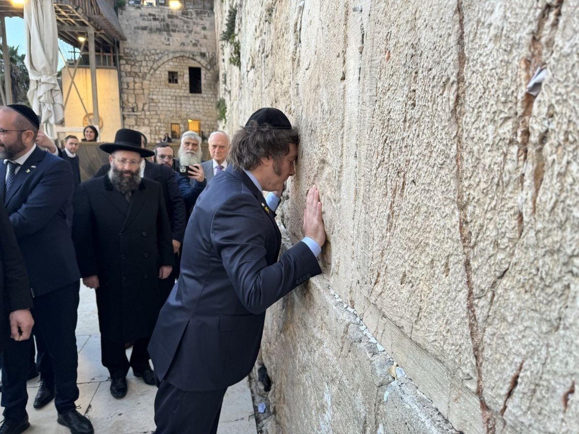 El presidente Javier Milei, en febrero de 2024, al rezar en el Muro de los Lamentos.