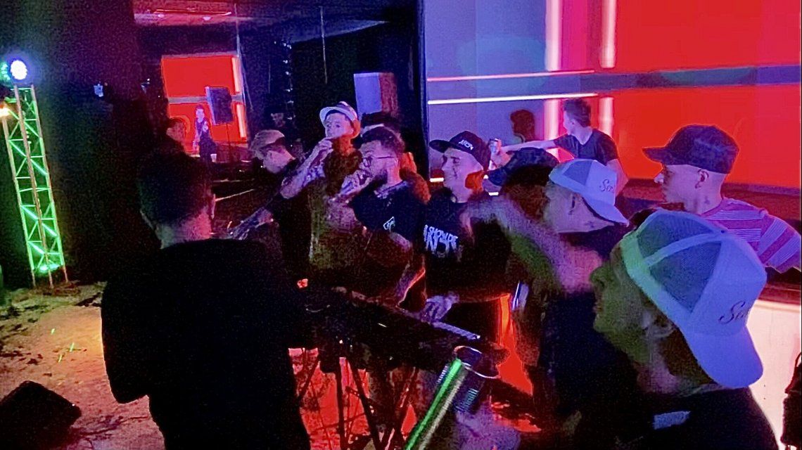 Carlos Tevez cantando en la fiesta de su hija