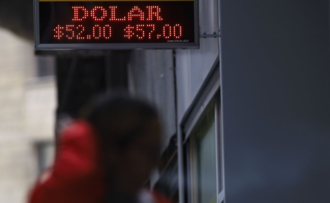 El dólar sigue estable, cerró a $57, y el Riesgo País volvió a bajar