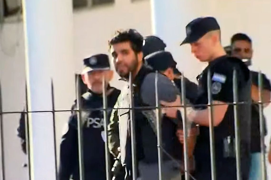 Sabag Montiel saliendo hacia los tribunales de Comodoro Py. Captura de TV.