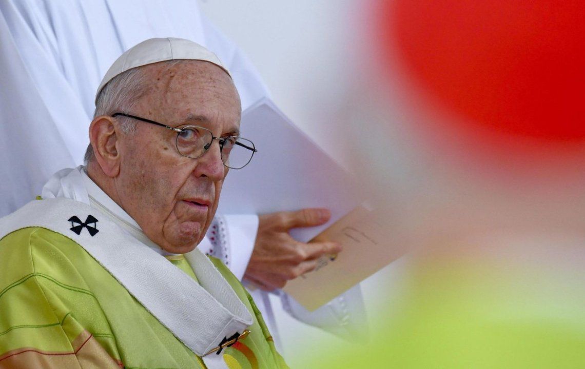 Renunciaron dos voceros del Papa Francisco