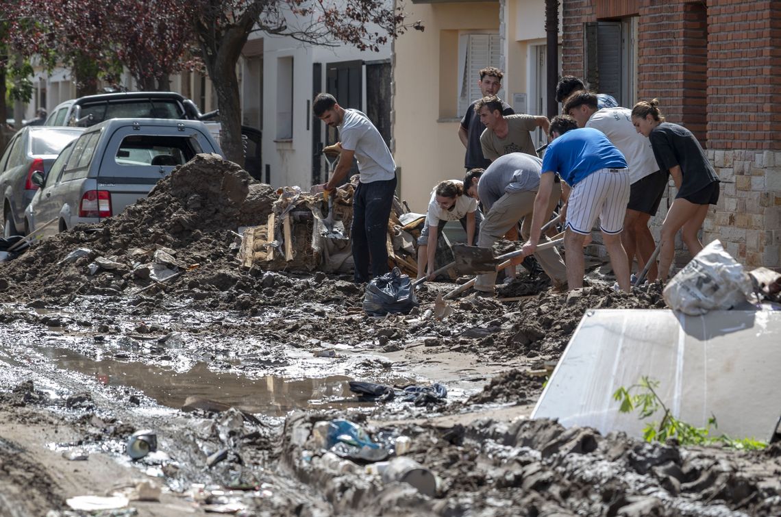 Las ráfagas de viento complican las tareas de limpieza de los vecinos.
