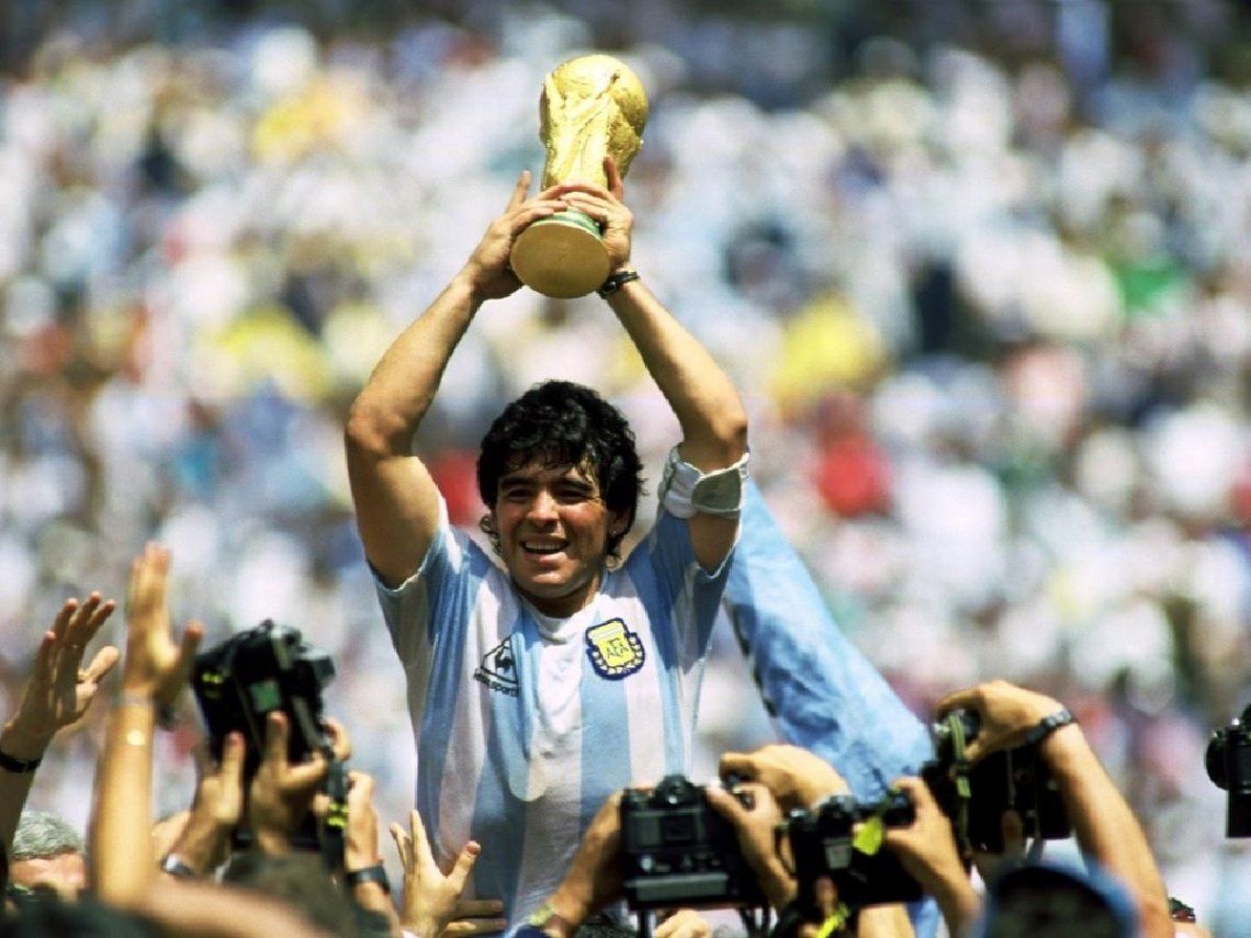 Diego Maradona levanta la copa del Mundial 86