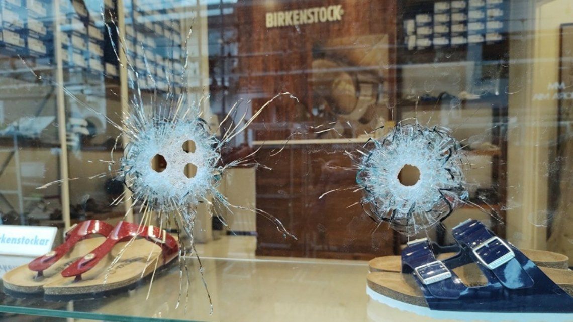 La vidriera del comercio asaltado presentaba cuatro impactos de bala efectuados desde la vereda.