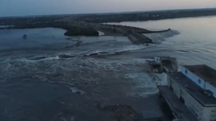 La represa de Nova Kajovka, en la región de Jersón fue parcialmente destruida pero ni Rusia ni Ucrania se atribuyeron el ataque.