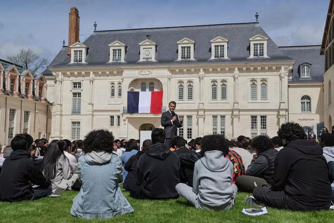 El presidente Macron en un encuentro con estudiantes franceses de secundario. El presidente Macron en un encuentro con estudiantes franceses de secundario.