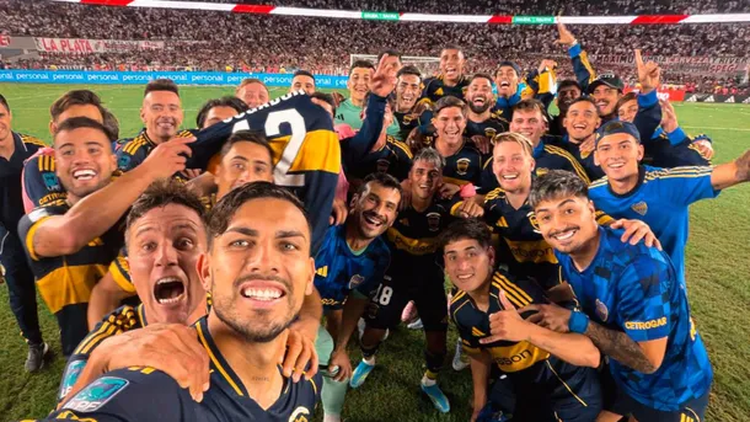 La selfie de Paredes con el equipo en el medio del Monumental.