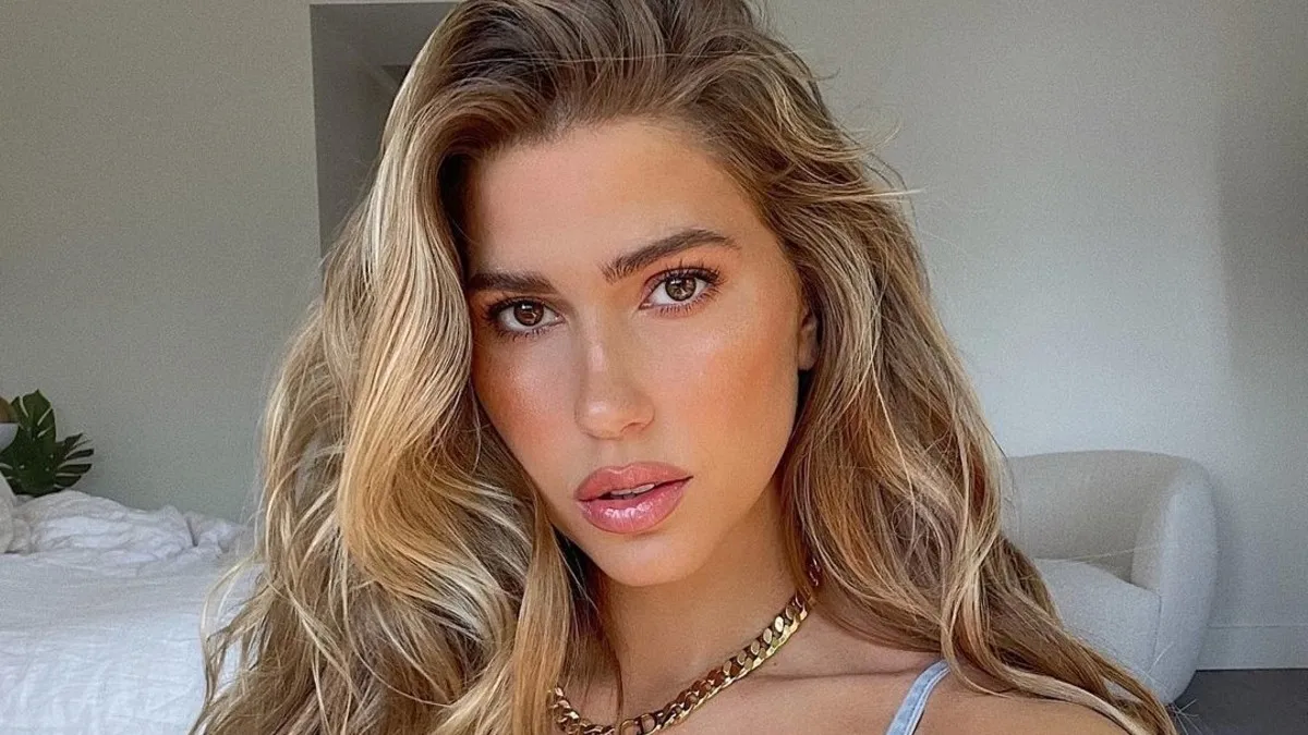 Kara Del Toro lució un bikini con estampado de cebra