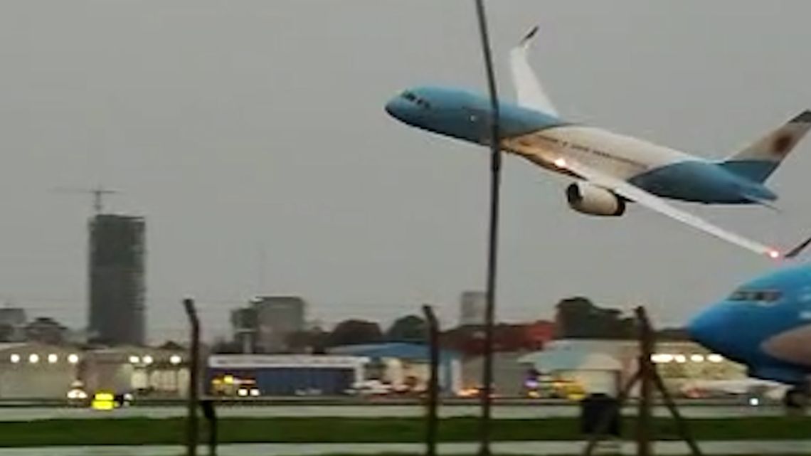 La riesgosa maniobra que hizo el nuevo avión presidencial al llegar al Aeroparque.