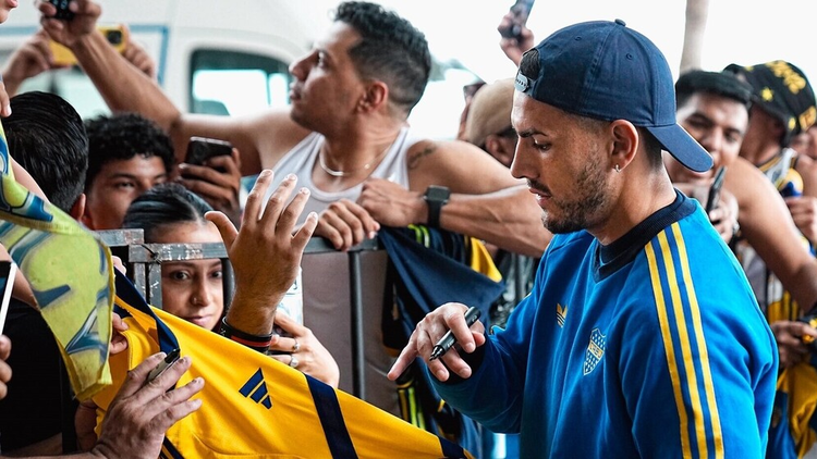 El capitán firmando autógrafos a los fanáticos en Ecuador.