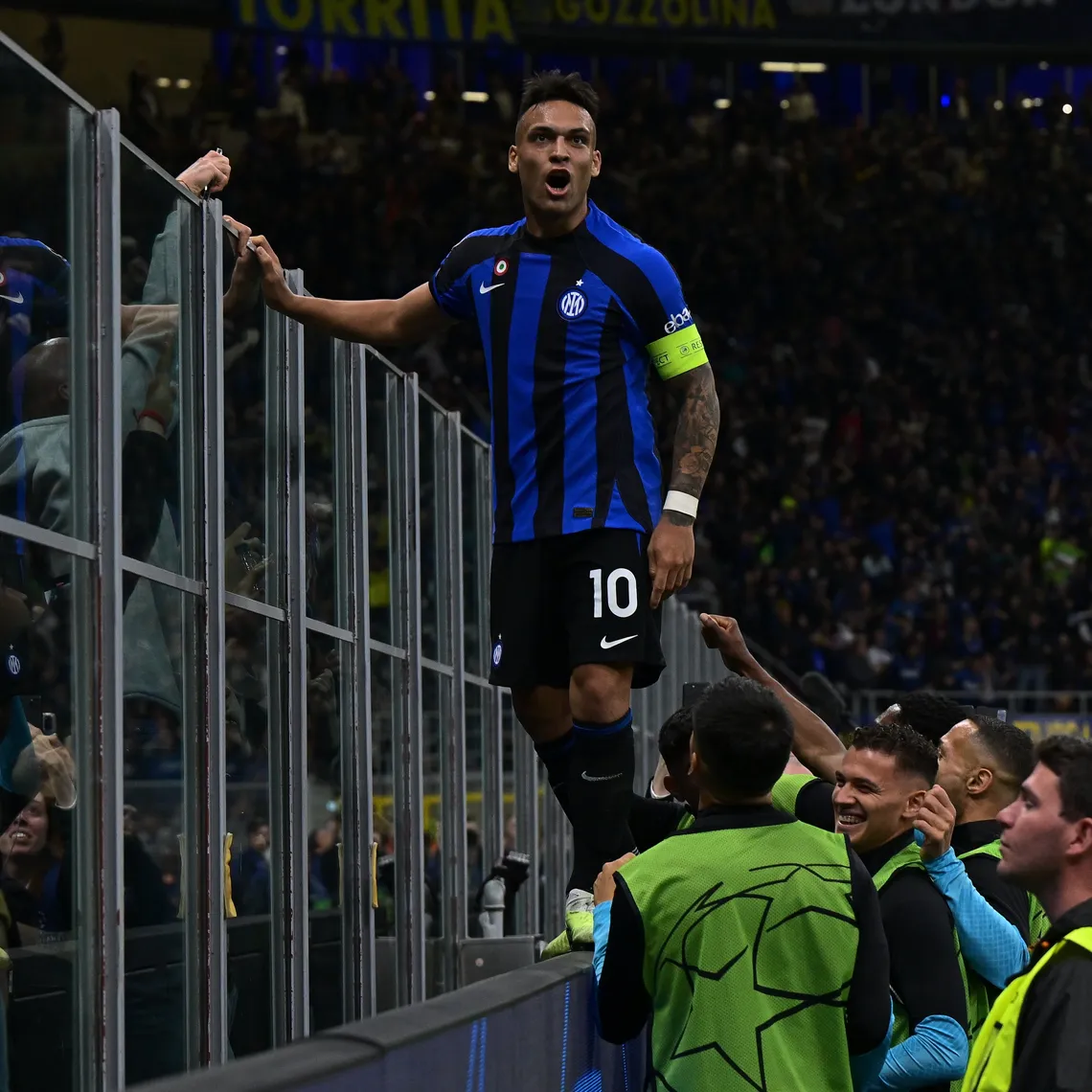 Lautaro Martínez festeja con los hinchas el gol que metió a Inter de Milan en la final de la Champions.