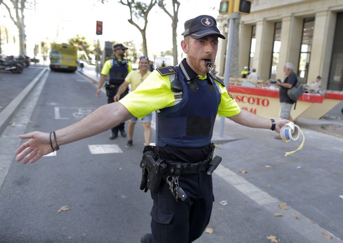 Cómo las autoridades de Barcelona comunican en las redes tras el ataque