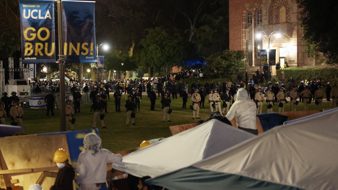 Decenas de oficiales llegaron al campamento universitario y se enfrentaron a la resistencia de cientos de manifestantes.