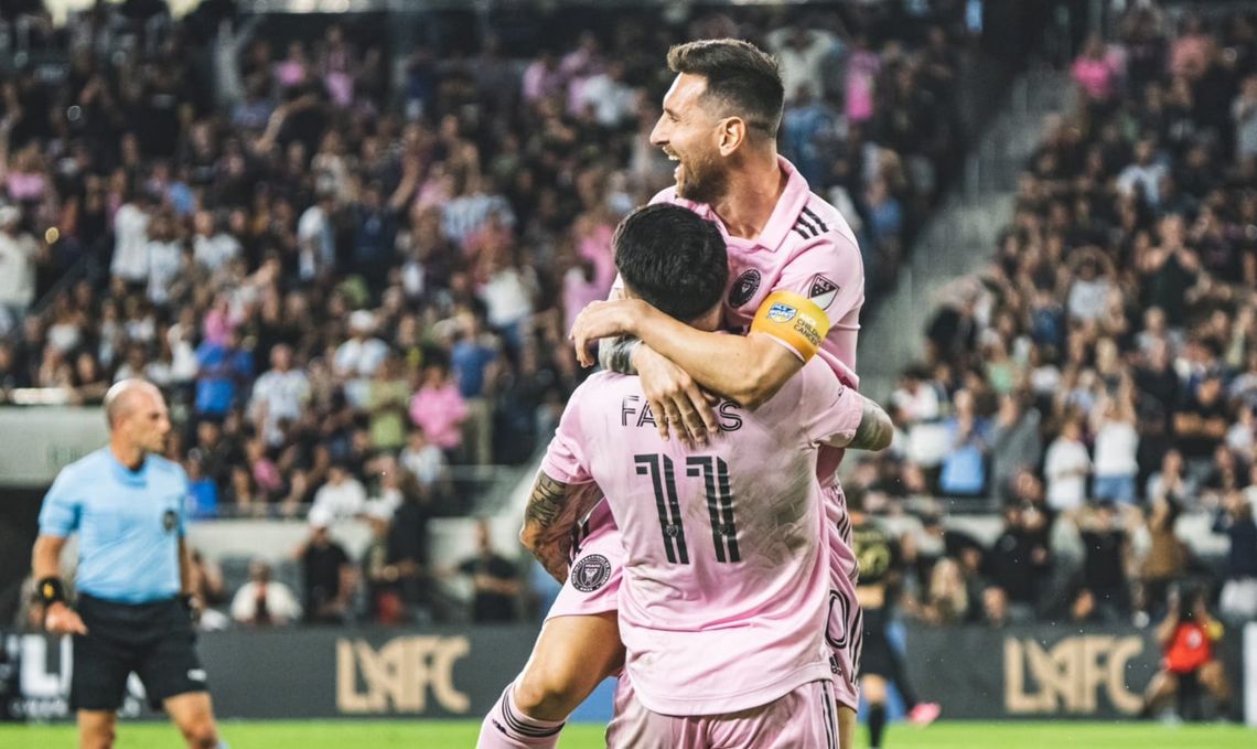 Los argentinos Lionel Messi y Facundo Farías durante el triunfo del Inter Miami.