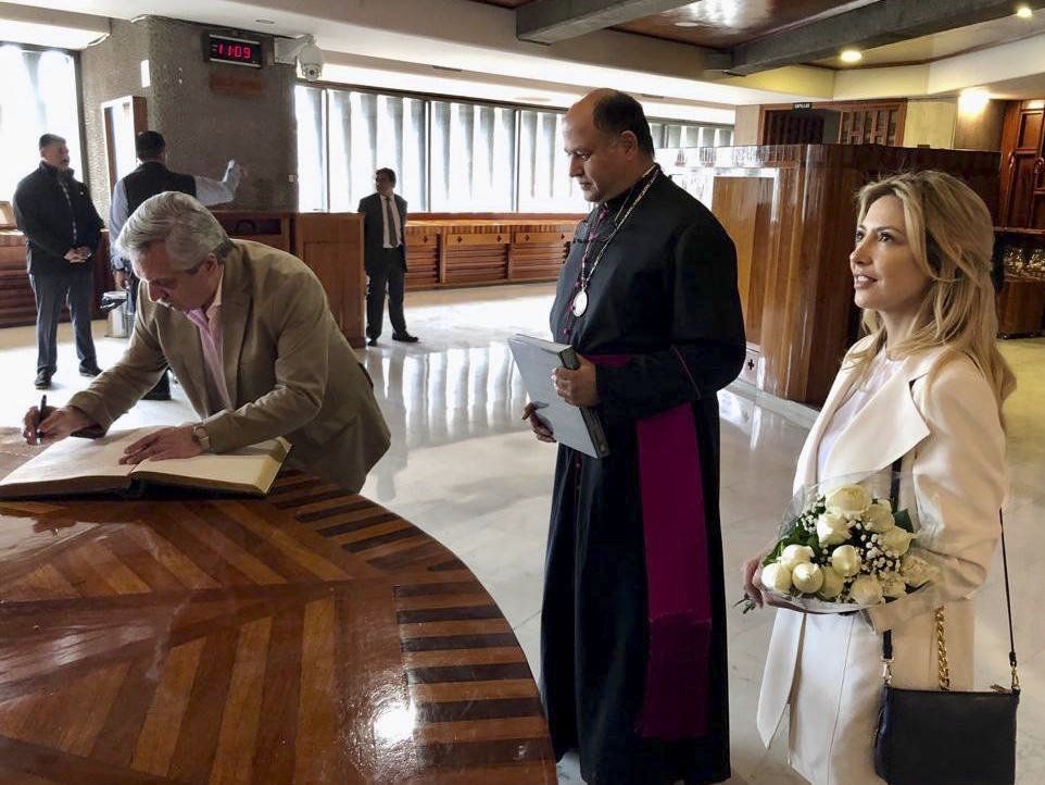 Alberto Fernández visitó a la Virgen de Guadalupe en México y pidió por el país