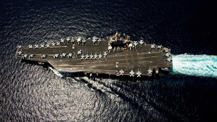 : El portaaviones USS Abraham Lincoln opera en una región clave para el comercio energético mundial.