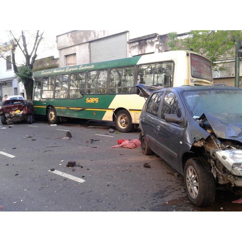 Choque múltiple entre un colectivo y nueve autos: cuatro heridos