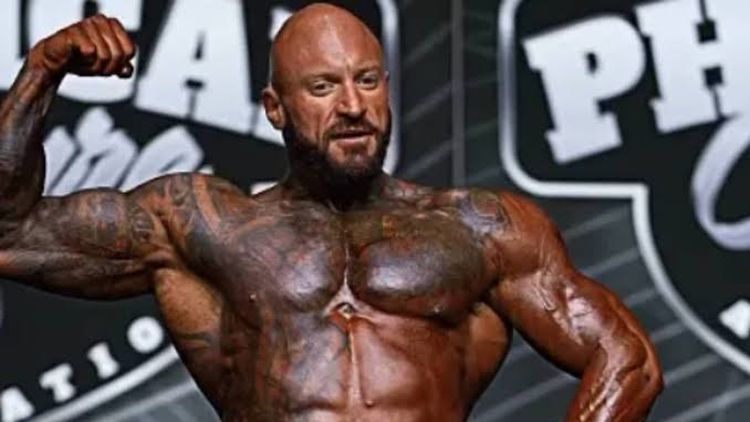 Un fisicoculturista de 33 años murió el fin de semana después de descompensarse en el escenario durante una competencia en Inglaterra.