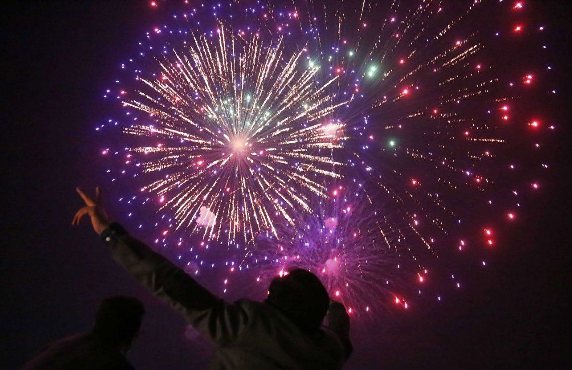 El mundo recibió el Año Nuevo con fuegos artificiales y juegos de luces